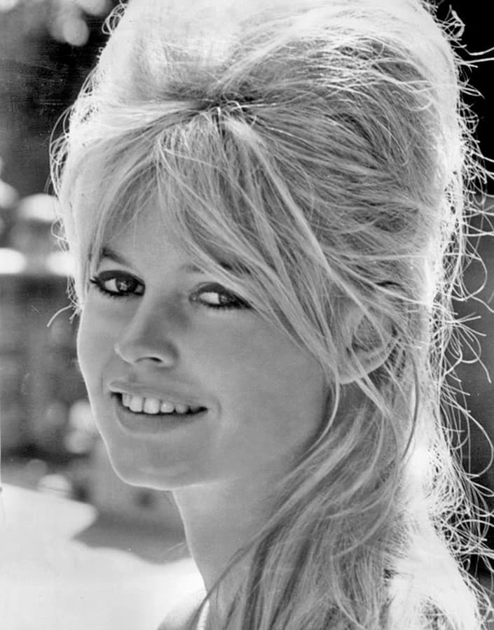 Bardot attire les foules au cimetière marin, et c'est sans fin